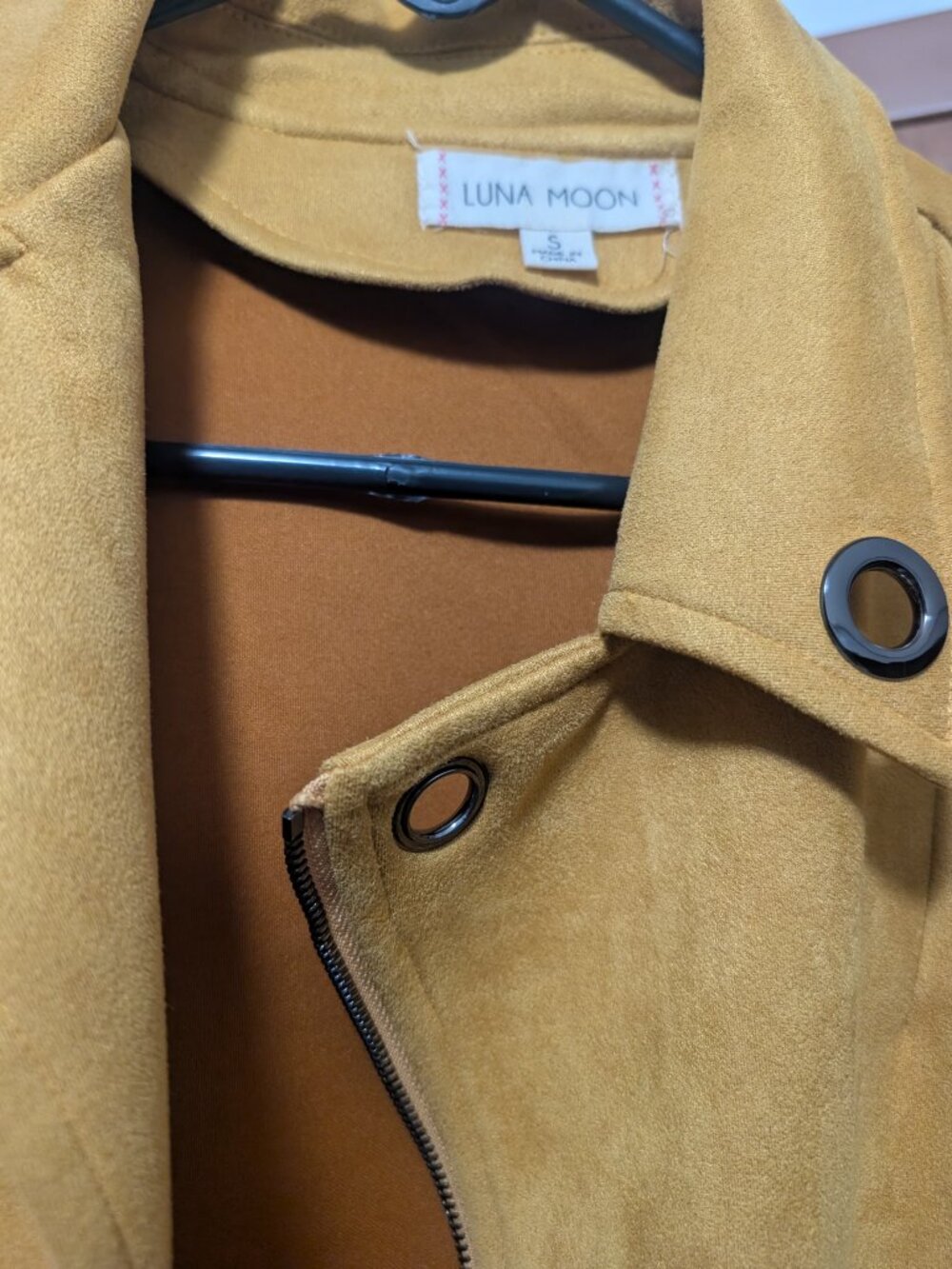 Yellow jacket - Picture 2 of 3